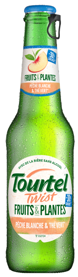 Une bouteille verte de bière sans alcool de marque Tourtel Twist, au goût pêche blanche et thé vert, avec des gouttes de condensation sur le verre.