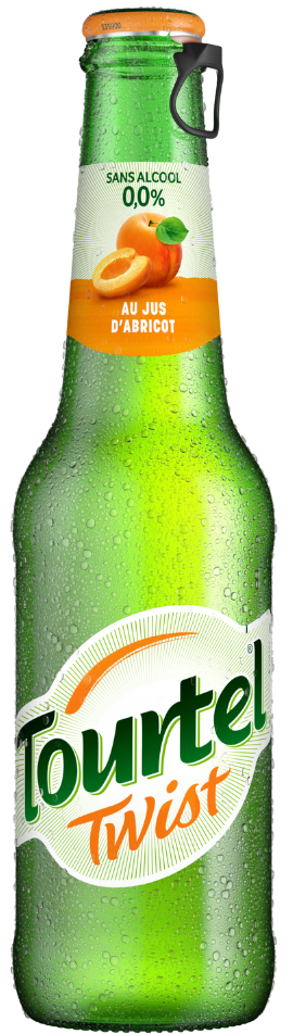 Bouteille de bière sans alcool Tourtel Twist au jus d’abricot, couverte de gouttelettes.